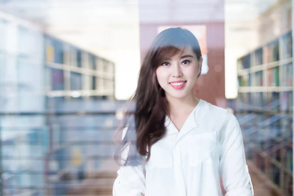 Asyalı kız Üniversite öğrenci Kitaplığı'nda — Stok fotoğraf