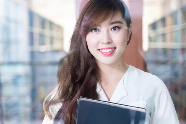 Asiatisk tjej universitetsstudent i biblioteket — Stockfoto