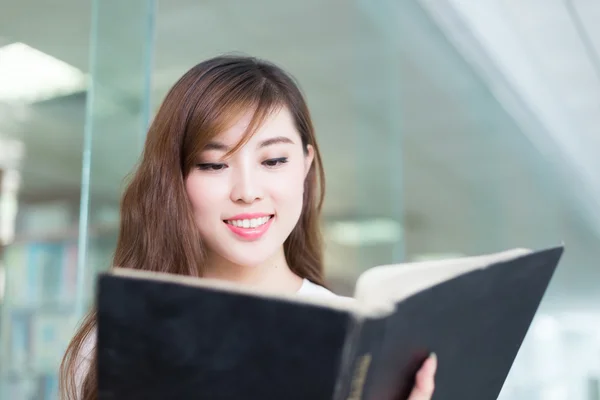 Aziatisch meisje universiteitsstudent in bibliotheek — Stockfoto