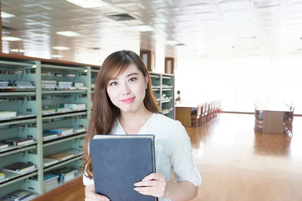 Студентка азиатского университета в библиотеке — стоковое фото