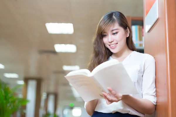 Asiatique fille université étudiant dans bibliothèque — Photo