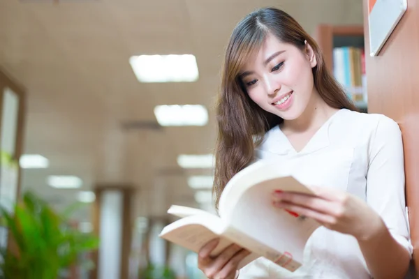 Asiatisk tjej universitetsstudent i biblioteket — Stockfoto