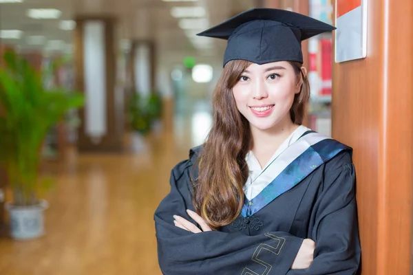 Asiática chica estudiante en biblioteca — Foto de Stock