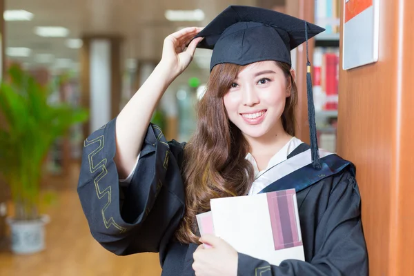 Asiática chica estudiante en biblioteca — Foto de Stock