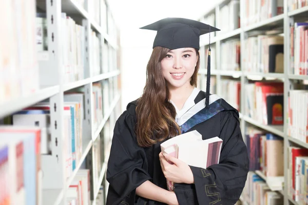 Asiatique fille étudiant dans bibliothèque — Photo