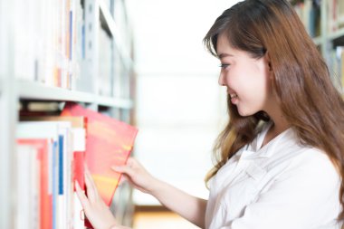 Asyalı kız Üniversite öğrenci Kitaplığı'nda