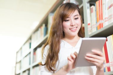 Kız Üniversite öğrenci Kitaplığı'nda tablet ile