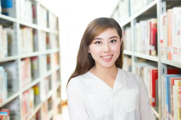 Asiatische Mädchen Universität Student in der Bibliothek — Stockfoto