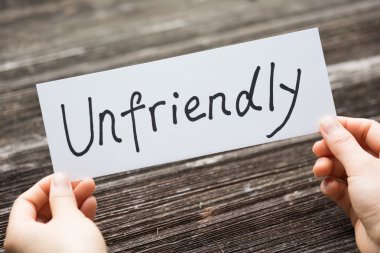 kişi kartı metinle düşmanca tutar