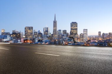 boş asfalt yol ile San Francisco cityscape