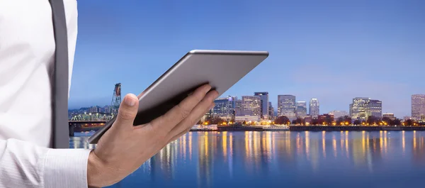 Geschäftsmann mit Tablet auf Stadtbild von Portland — Stockfoto