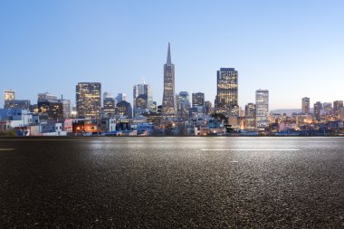 boş asfalt yol ile San Francisco cityscape
