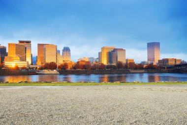 cityscape ve Portland manzarası ile boş yol