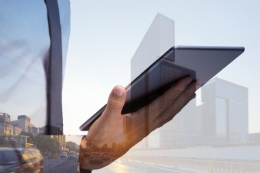 işadamı tablet cityscape ve Zhuhai skyline ile