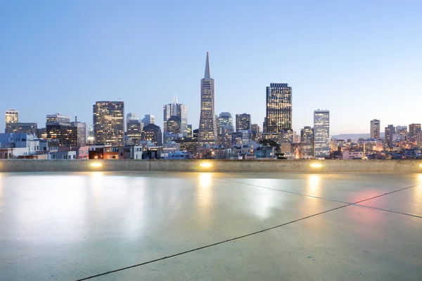 Пустой этаж с городским пейзажем и видом на Сан-Франциско — стоковое фото