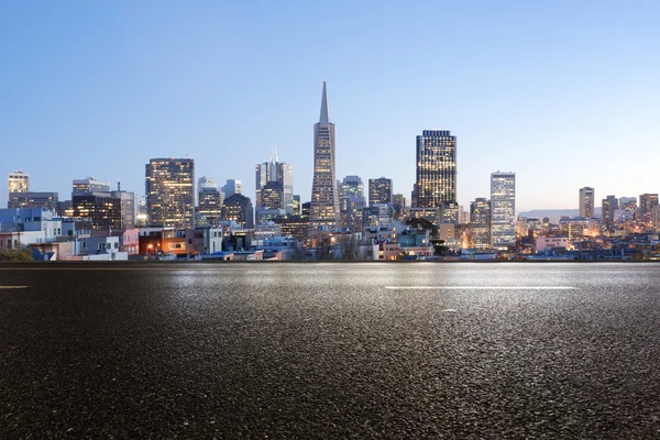 Empty asphalt road with cityscape of San Francisco — Stock Photo, Image