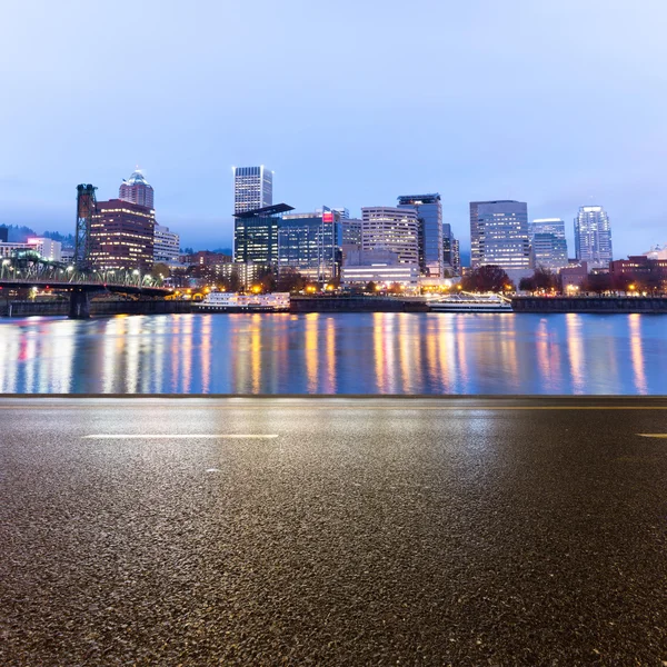 Lege asfaltweg met stadsgezicht van Portland — Stockfoto