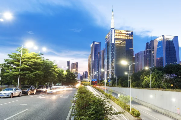 Strada urbana nella città moderna al crepuscolo — Foto Stock