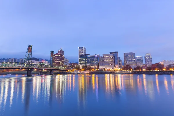 Agua, paisaje urbano y horizonte de Portland — Foto de Stock