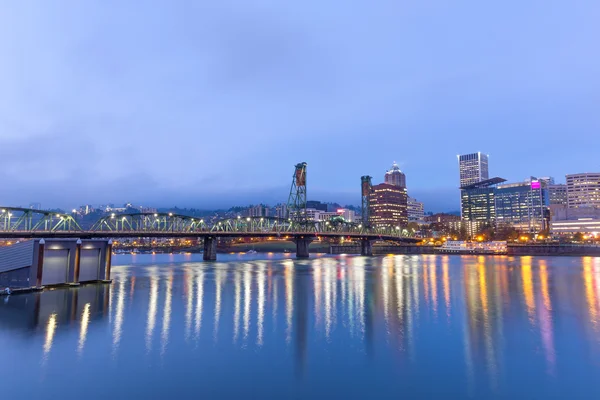 Agua, paisaje urbano y horizonte de Portland — Foto de Stock