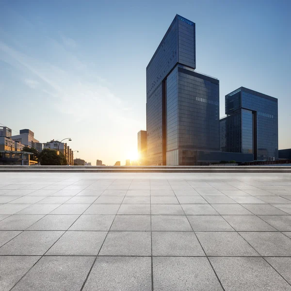 Empty floor with cityscape and skyline at sunrise — Stock Photo, Image