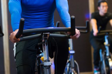 Asya gençler modern spor salonunda egzersiz