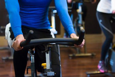 Asya insanlar modern spor salonunda egzersiz