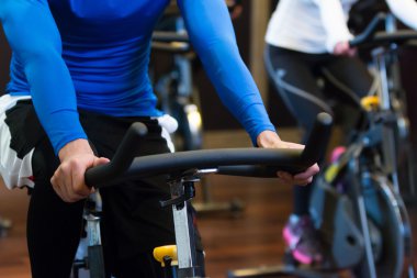 Asya insanlar modern spor salonunda egzersiz