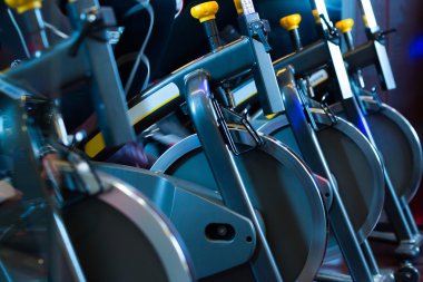 modern spor salonunda emekçilerin