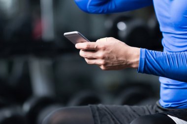 adam akıllı telefon modern spor salonu ile