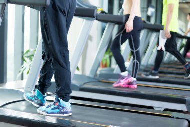 modern spor salonunda emekçilerin