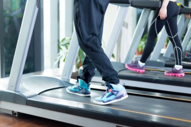 modern spor salonunda emekçilerin