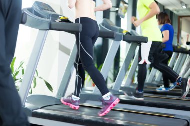 modern spor salonunda emekçilerin