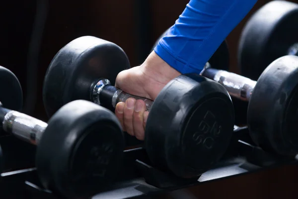 Homme travaillant dans la salle de gym moderne — Photo