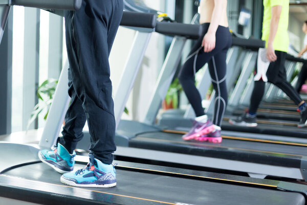 люди, работающие в современном тренажерном зале
