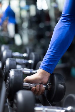 modern spor salonunda çalışma dışarı adam