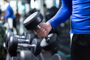 modern spor salonunda çalışma dışarı adam