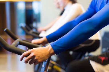 modern spor salonunda emekçilerin