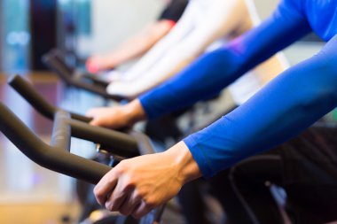 modern spor salonunda emekçilerin