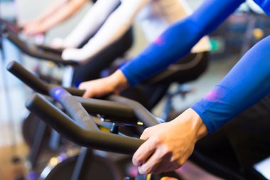 modern spor salonunda emekçilerin