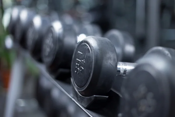 Haltères dans la salle de gym moderne — Photo