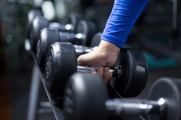 Hombre haciendo ejercicio en el gimnasio moderno —  Fotos de Stock