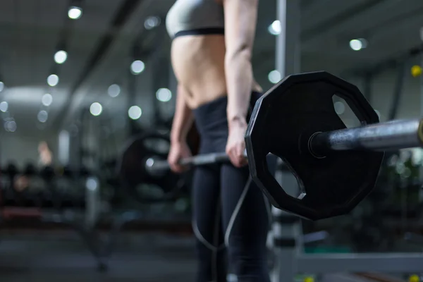 Ragazza che lavora in palestra moderna — Foto Stock