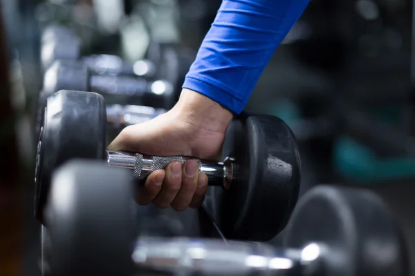 Hombre haciendo ejercicio en el gimnasio moderno —  Fotos de Stock