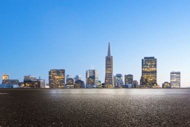 boş asfalt yol ile San Francisco cityscape