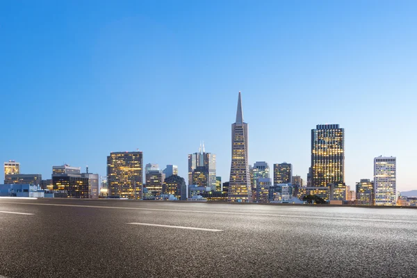 Camino de asfalto vacío con paisaje urbano de San Francisco — Foto de Stock