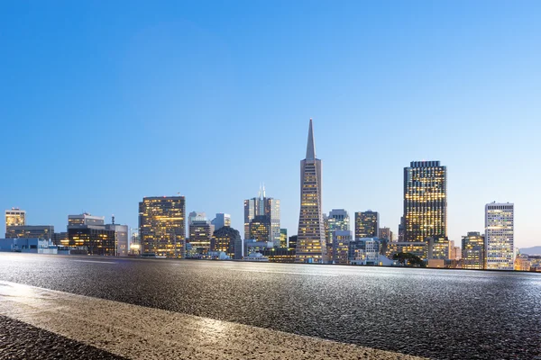 Leere Asphaltstraße mit Stadtbild von San Francisco — Stockfoto