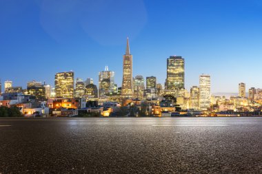 boş asfalt yol ile San Francisco cityscape