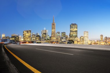boş asfalt yol ile San Francisco cityscape