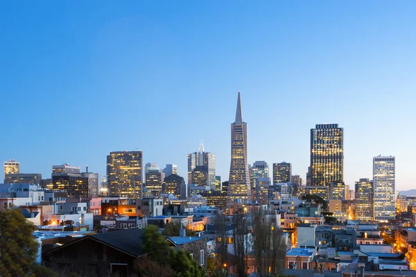 Paesaggio urbano e skyline di San Francisco al crepuscolo — Foto Stock